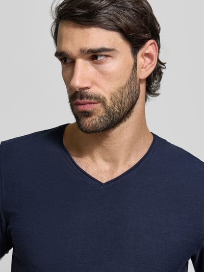 Mannenmodel draagt T-Shirt met geribde ronde hals van MCNEAL in regular fit, marineblauw, achterkantlengte maat M 65 cm, close-up bovenlichaam.