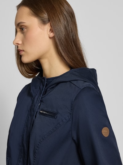 Vrouwenmodel draagt Regular Fit Parka met katoen aandeel Model 'LORCA' van ONLY, look: effen, lange mouw, canvas, detailopname bovenlichaam