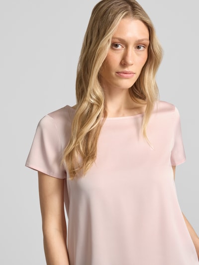 Frauenmodel trägt Blusenshirt mit Rundhalsausschnitt und abgerundetem Saum von Rinascimento, zartrosa, Material-Mix, Nahaufnahme Oberkörper.