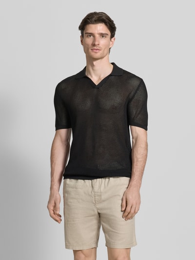 Männermodel trägt Slim Fit Poloshirt mit V-Ausschnitt von Antony Morato aus Baumwoll-Modal-Mix, 1/2-Arm, Rückenlänge 75 cm, Ganzkörperansicht von vorne.