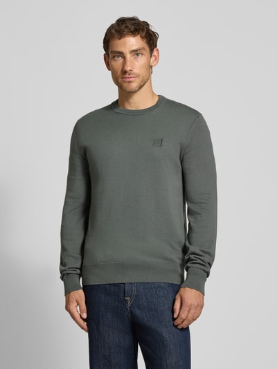Männermodel trägt Regular Fit Pullover aus Baumwoll-Kaschmir-Mix Modell 'Kanovano_S' von BOSS Orange in Grau, Ganzkörperansicht von vorne.