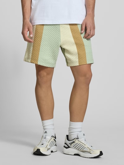 Männermodel trägt Straight Fit Shorts mit Strukturmuster von BLKVIS im Elastischer-Material-Mix mit Rayon-Anteil, Ganzkörperansicht von vorne.