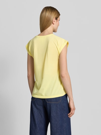 Frauenmodel trägt T-Shirt mit Statement-Print von G.I.G.A. DX, Gelb, Material-Mix mit Baumwoll-Anteil, Regular-Fit, Rückenlänge 61 cm, Ganzkörperansicht Rückansicht.