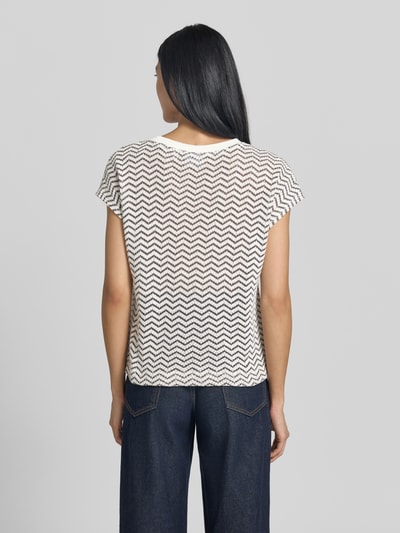 Kobiece modelka nosi Regular Fit T-Shirt in Strick-Optik od COMMA z mieszanki bawełny, półprzezroczysty materiał, krótki rękaw, dekolt w łódkę, długość tyłu w rozmiarze 36: 53 cm, widok całej sylwetki od tyłu