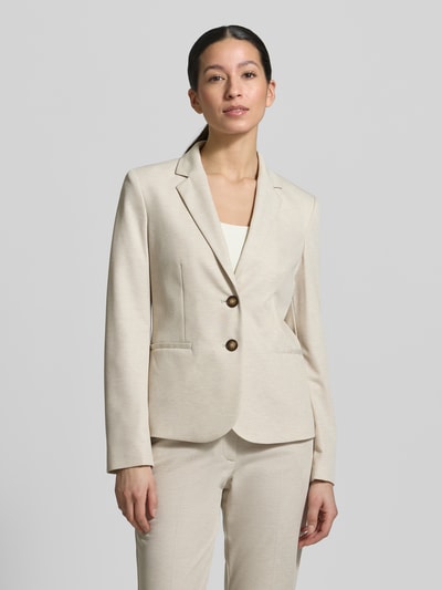 Frauenmodel trägt Regular Fit Blazer mit Reverskragen von Christian Berg Woman Selection, beigefarbener Material-Mix, Paspeltaschen, Knopfverschluss, Ganzkörperansicht von vorne.