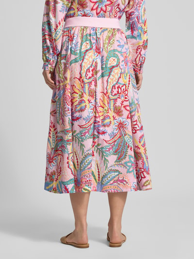 Frauenmodel trägt Regular Fit Midirock mit Allover-Paisley-Print von Milano Italy, bunte Farben, Baumwolle, Falten-Optik, Rückansicht Ganzkörperansicht.