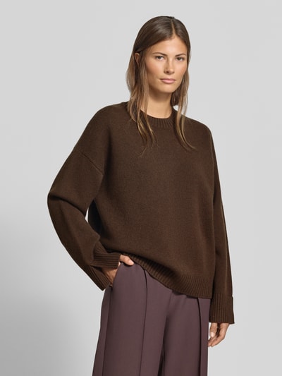 Frauenmodel trägt Regular Fit Pullover aus Woll-Mix mit Kaschmir-Anteil von MYON, Strick-Optik, braun, Rundhalsausschnitt, Ganzkörperansicht von vorne.