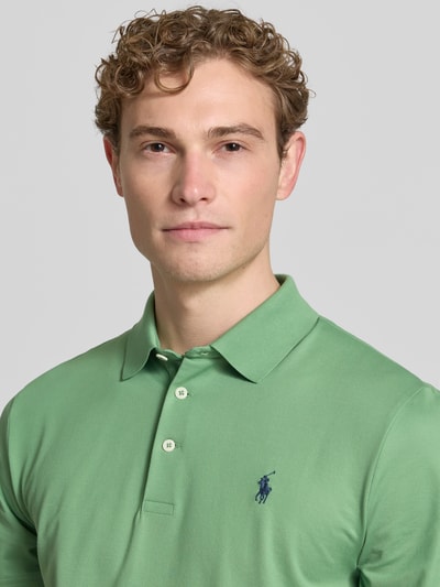 Männermodel trägt Regular Fit Poloshirt aus katoenmix model 'TOUR PIQUE' van Polo Ralph Lauren in effen kleuren, logodetail, piqué. Nahaufnahme bovenlichaam.