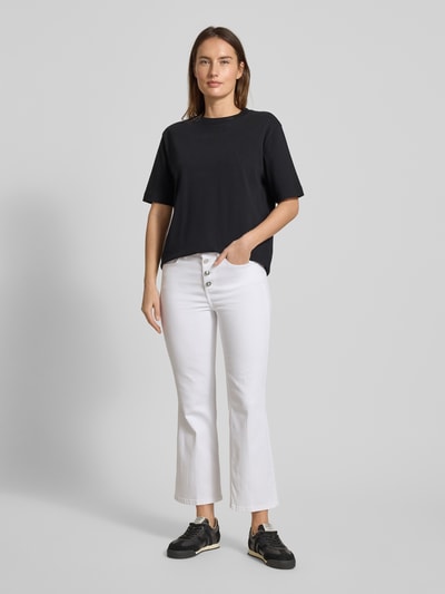 Frauenmodel trägt Flared Jeans mit Knopfleiste Modell 'PRINCESS' von Liu Jo White aus Baumwoll-Mix mit Stretch-Anteil, Ganzkörperansicht von vorne.