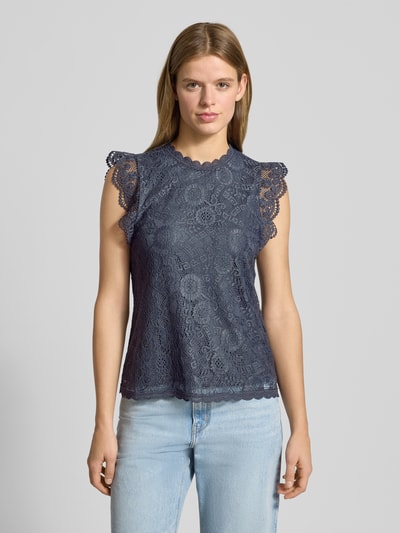 Vrouwenmodel draagt Shaped Fit Blusentop met Spitzenbesatz Model 'OLLINE' van Pieces, effen look, bloemenmotief, ronde hals, druppelvormige cut-out, applicatie met labelstitching, materiaalverwerking kant, kleur donkerblauw, geheel vooraanzicht.