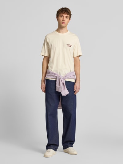 Mannenmodel draagt T-shirt met statementprint model 'NORREBRO' van Jack & Jones, puur katoen, recht model, ronde hals, ruglengte maat M 68 cm, frontaal volledige lichaamsweergave.