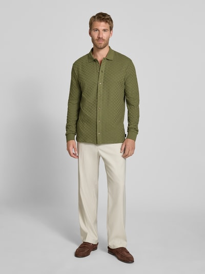 Männermodel trägt Regular Fit Freizeithemd mit Kentkragen von Paul Smith in Olivgrün, reine Baumwolle, Ganzkörperansicht von vorne.
