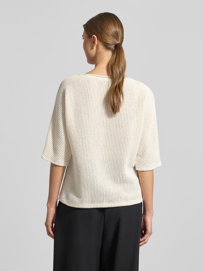 Frauenmodel trägt T-Shirt mit Strukturmuster und Tunnelzug von Betty Barclay aus Baumwoll-Mix mit Stretch-Anteil, Relaxed-Fit, Rundhalsausschnitt, Rückenlänge 57 cm bei Größe 36, Farbe Creme, texturierte Oberfläche, Ganzkörperansicht Rückansicht.