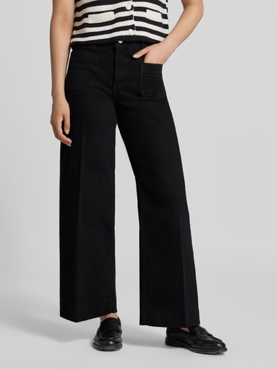 Frauenmodel trägt Wide Fit Jeans aus Baumwoll-Mix Modell 'JESSIE' von MANGO in Schwarz mit aufgesetzten Taschen, Nahaufnahme Oberkörper, Damen Jeans aus elastischem Material.