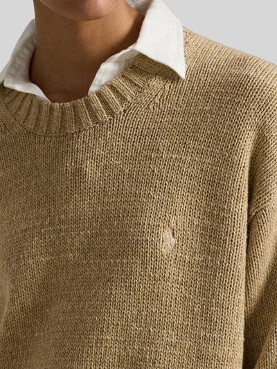 Frauenmodel trägt Regular Fit Strickpullover aus reiner Baumwolle von Polo Ralph Lauren, unifarben, Logo-Stitching, Nahaufnahme Oberkörper