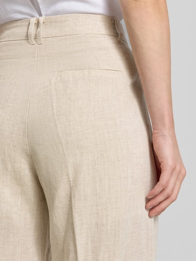 Frauenmodel trägt Wide Fit Stoffhose aus Lyocell-Mix Modell 'Teni' von Copenhagen Muse, Leinen-Viskose-Mix, Detailaufnahme Rückansicht.