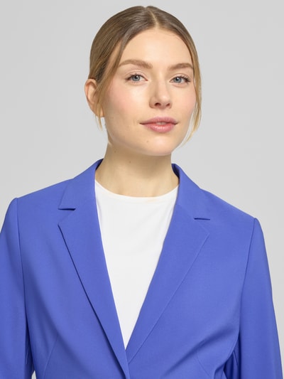 Frauenmodel trägt Slim Fit Blazer mit Reverskragen von Betty Barclay in Blau, Elastischer-Material-Mix, Nahaufnahme Oberkörper, 2-Knopfleiste, aufgesetzte Eingrifftaschen, Rückenlänge 62 cm, Brustweite 35 cm, Ärmellänge 61 cm bei Größe 36.