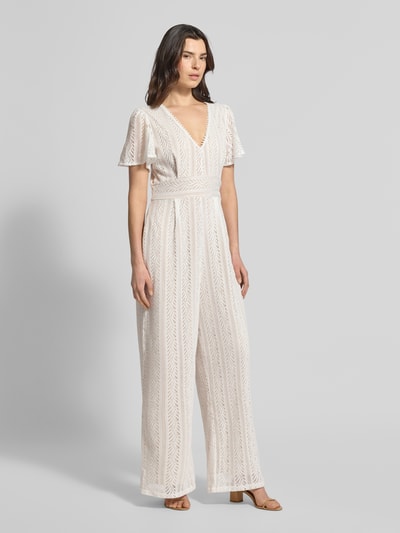 Frauenmodel trägt Jumpsuit mit Lochstickerei und rückseitigem Reißverschluss von Apricot in Weiß, Regular Fit, V-Ausschnitt, Ganzkörperansicht von vorne, Rückenlänge 38 cm, Brustweite 43 cm, Ärmellänge 22 cm, Gesamtlänge 148 cm, Innenbeinlänge 75 cm, feine Muster und luftige Textur.