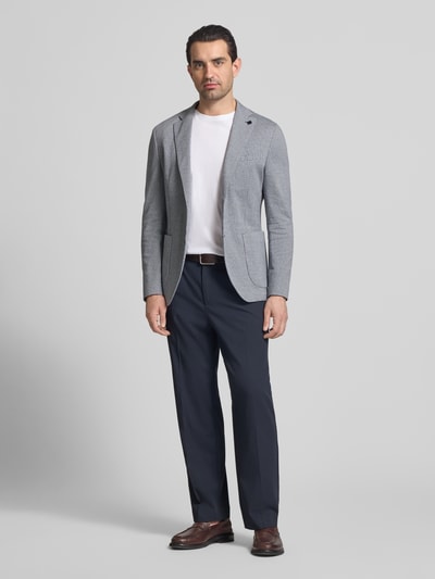Męski model nosi Regular Fit Blazer mit Zierstein von HECHTER PARIS, mieszanka bawełny, krój regular fit, kołnierz z połami, kieszeń na piersi, nakładane kieszenie, listwa z 2 guzikami, długość tyłu w rozmiarze 50: 73 cm, szerokość w rozmiarze 50: 48 cm, długość rękawów w rozmiarze 50: 68 cm, jasnoszary, gładka faktura, całopostaciowy widok z przodu.