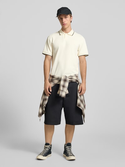 Männermodel trägt Regular Fit Poloshirt aus Baumwoll-Mix Modell 'TOMON' von Only & Sons, Optik: Unifarben, Ganzkörperansicht von vorne.