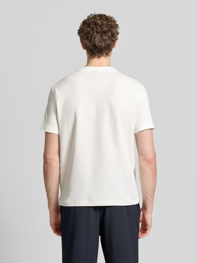 Männermodel trägt T-Shirt mit Label-Patch und Rundhalsausschnitt von Lerros, reine Baumwolle, gerader Schnitt, Rückenlänge 69 cm, Ganzkörperansicht Rückansicht.