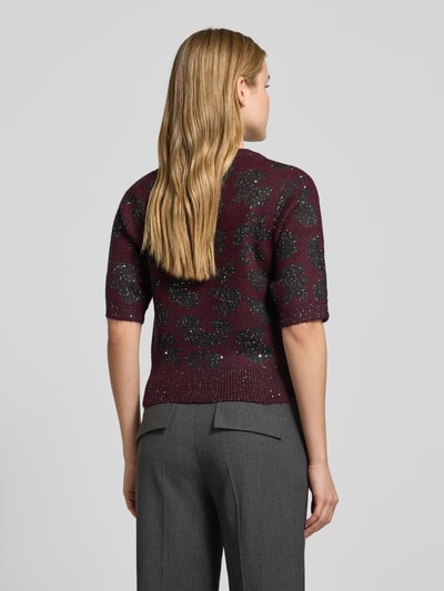 Vrouwenmodel draagt Shaped Fit Strickpullover met wol-aandeel model 'ZUZU 2/4 O-NECK PULLOVER' van Vero Moda, abstract patroon, effen bordeaux met glanzende pailletten, halve mouwen, geribde boorden, rugaanzicht.