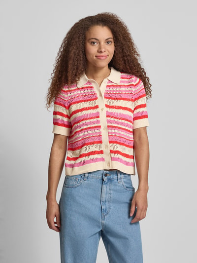 Modelka nosi Regular Fit Poloshirt aus Strick Modell 'LULA' od Only, kremowe, czerwone i różowe paski, ażurowy wzór, krój regular fit, przód, ujęcie całej sylwetki.