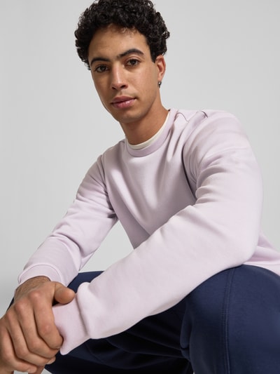 Männermodel trägt Regular Fit Sweatshirt aus Baumwoll-Mix Modell 'CERES' von Only & Sons in Unifarbe, Nahaufnahme Oberkörper.