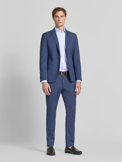Männermodel trägt BOSS Slim Fit Businesshemd aus reiner Baumwolle Modell 'H-HANK-Sp-B1', Ganzkörperansicht von vorne. Herren Businesshemd.