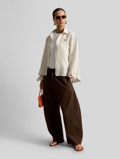 Frauenmodel trägt Boxy Fit Leinenbluse mit Allover-Muster von Polo Ralph Lauren in Beige mit Streifen, longarm, aus reinem Leinen, Ganzkörperansicht von vorne.