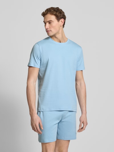 Männermodel trägt Regular Fit T-Shirt mit Rundhalsausschnitt von Christian Berg Men, reine Baumwolle, hellblau, Ganzkörperansicht von vorne.