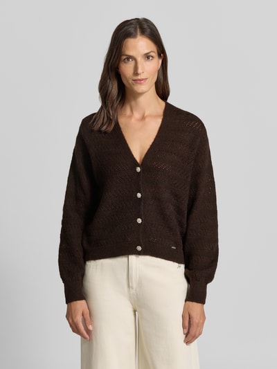 Vrouwenmodel draagt gebreid jack met v-hals en knoopsluiting van MORE, met wol, regular fit, labeldetail, donkerbruin, maat 36, Ganzkörperansicht von vorne.