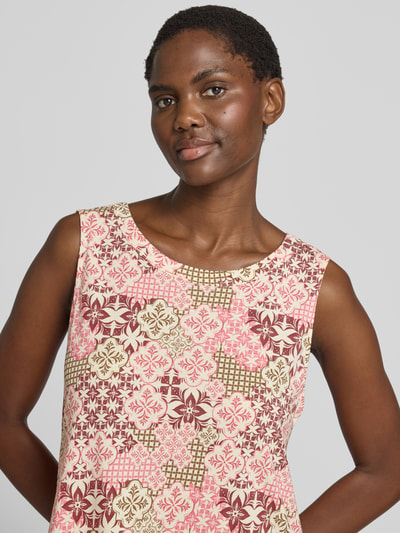 Vrouwenmodel draagt Relaxed Fit vrijetijdsjurk uit mix van katoen en modal van s.Oliver RED LABEL met roze, beige en groene patronen, close-up bovenlichaam