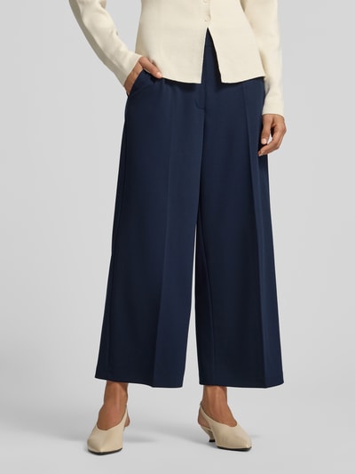 Frauenmodel trägt Culotte mit Bügelfalten von Betty Barclay in Dunkelblau, unifarben, 7/8-Länge, seitliche Eingrifftaschen, Nahaufnahme Unterkörper.