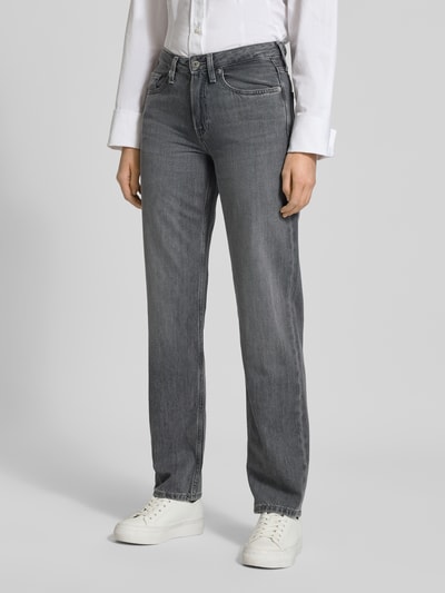 Frauenmodel trägt Straight Fit Jeans aus reiner Baumwolle von Tommy Hilfiger in Grau, 5-Pocket-Design, unifarben, Ganzkörperansicht von vorne.