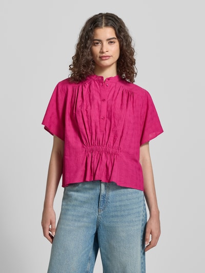 Kobiece model nosi Boxy Fit Bluse mit Stehkragen und Knopfleiste von Jake*s Casual z bawełny, różowy kolor, pudełkowy krój, listwa guzikowa, długość tyłu w rozmiarze 38: 54 cm, długość rękawów: 21 cm, widok całej sylwetki z przodu