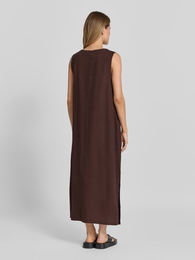 Frauenmodel trägt Midikleid aus Viskose-Leinen-Mix Modell 'Lavisco' von FREE/QUENT in Dunkelbraun, A-Linie, Ganzkörperansicht Rückansicht. Rückenlänge 128 cm, Brustweite 51 cm bei Größe S, Rundhalsausschnitt.