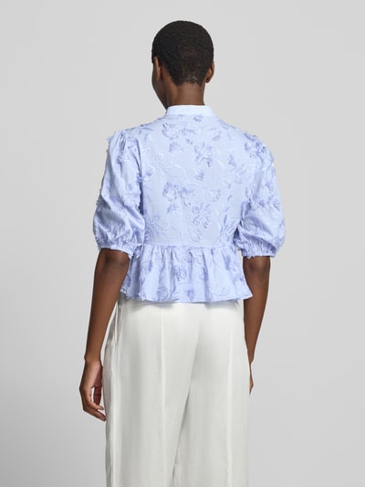 Frauenmodel trägt Regular Fit Bluse mit Stitchings Modell 'CAPUCHIN' von MANGO aus reiner Baumwolle in Hellblau, Ganzkörperansicht Rückansicht.