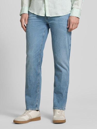 Männermodel trägt Straight Leg Jeans im 5-Pocket-Design Modell 'ANGELS' von Guess, hellblaue Baumwoll-Mix Struktur, Nahaufnahme Oberschenkel.