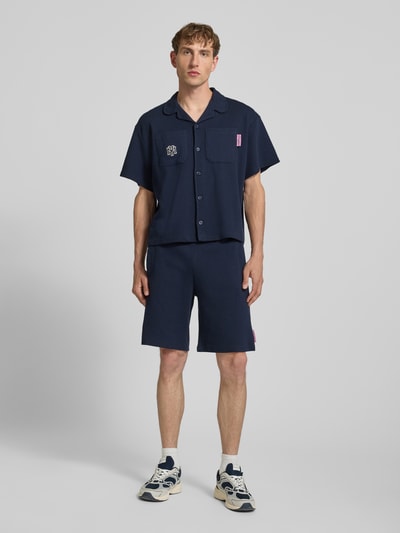 Männermodel trägt Shorts mit Strukturmuster und Stitching von PROHIBITED aus Reine Baumwolle im Regular-Fit, Ganzkörperansicht von vorne.