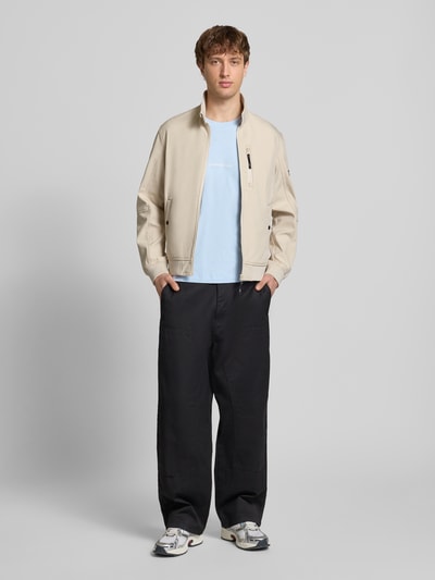 Männermodel trägt T-Shirt mit Label-Stitching Modell 'NORREBRO' von Jack & Jones, reine katoen, regular fit, blauwe kleur, ganzkörperansicht von vorne.