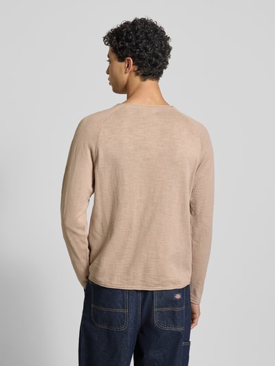 Męski model nosi bluzkę z długim rękawem Regular Fit Longsleeve mit Logo-Patch Model 'Breeze' od JACK & JONES, bawełna, imitacja dzianiny, okrągły dekolt, długość tyłu 65 cm, długość rękawów 69 cm, widok całej sylwetki z tyłu.