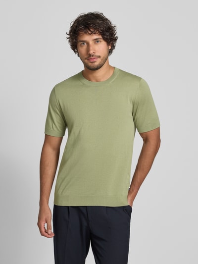 Männermodel trägt Strickshirt mit Rundhalsausschnitt und 1/2-Arm von OLYMP Level Five in Hellgrün, Baumwoll-Lyocell-Mix, Regular Fit, Ganzkörperansicht von vorne