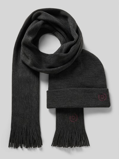 Productfoto, Set aus Schal und Mütze mit Geschenkbox van bugatti, grijs, klassieke vorm, sjaal met franjes, label-stitchings, breedte 28 cm, lengte 175 cm, cadeauverpakking