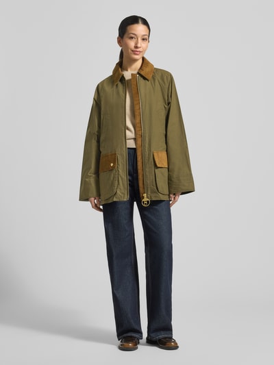 Vrouwenmodel draagt Regular fit functioneel jack van puur katoen Model 'LANESHAW' van Barbour, look effen, waterdicht, klepzakken, lange mouw, platte kraag, ritssluiting, applicatie met labelstitching, voorkant volledig zichtbaar, geheel van voren.