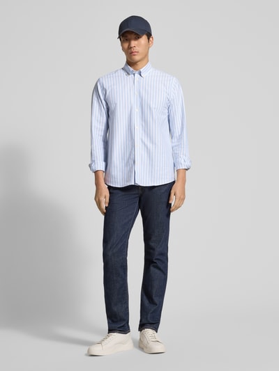 Männermodel trägt Regular Fit Freizeithemd mit Button-Down-Kragen Modell 'Konrad' von Les Deux, Baumwoll-Mix mit Stretch-Anteil, Ganzkörperansicht von vorne.