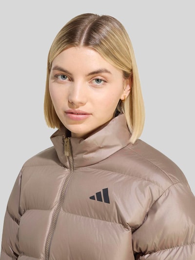 adidas Sportswear Regular Fit Steppjacke mit Logo-Print Taupe 3