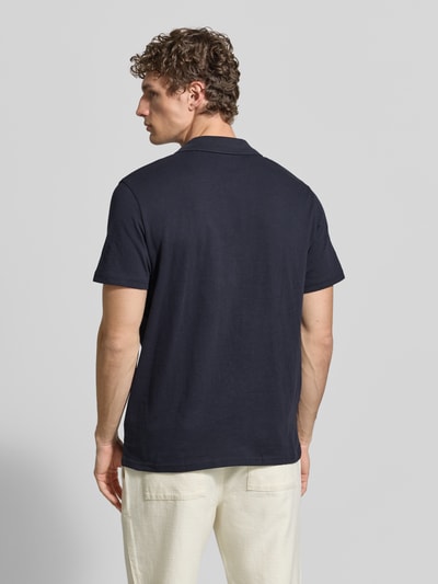 Männermodel trägt Slim Fit Poloshirt mit V-Ausschnitt von MCNEAL aus Reine Baumwolle, dunkles Blau, Rückenlänge 68 cm, Ganzkörperansicht Rückansicht