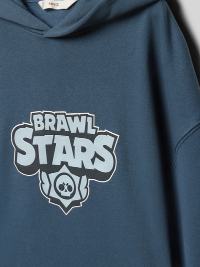 Produktfoto, Regular Fit Hoodie mit Statement-Print von Mango, Baumwoll-Mix in Blau mit großem Brawl Stars-Print, elastische Abschlüsse, Textur weich.
