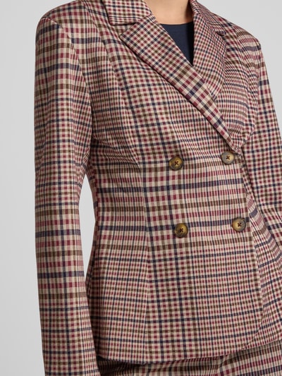 Frauenmodel trägt Slim Fit Blazer mit Viskose-Anteil Modell 'Kate' von ICHI, kariertes Muster, doppelte Knopfleiste, Nahaufnahme Oberkörper.